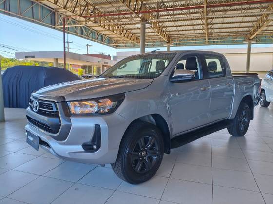 TOYOTA HILUX 2.8 D-4D TURBO DIESEL CD SR 4X4 AUTOMÁTICO